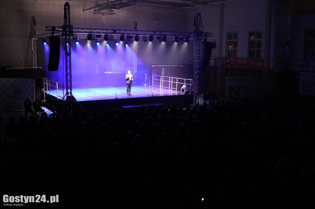 Zespół Pieśni i Tańca Śląsk na scenie w Gostyniu