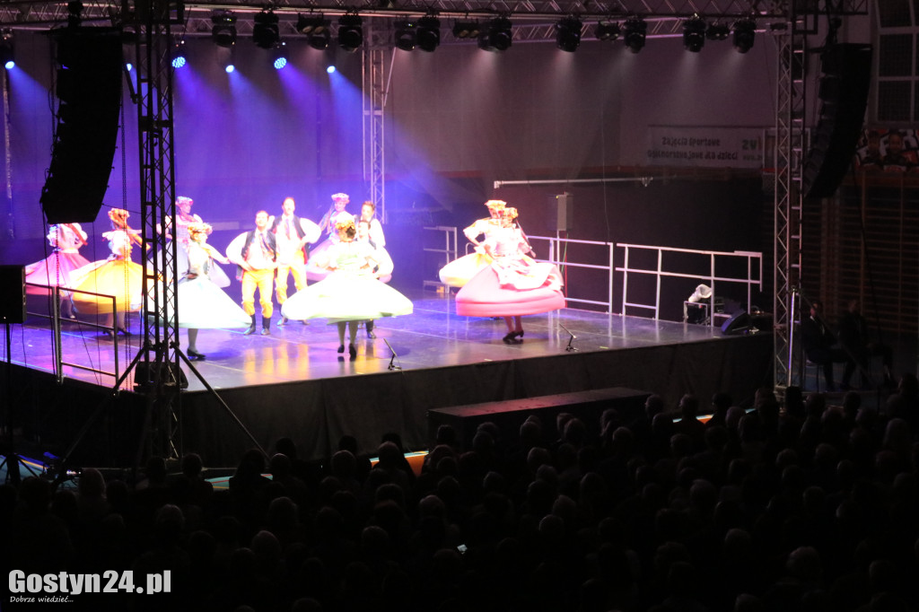 Zespół Pieśni i Tańca Śląsk na scenie w Gostyniu