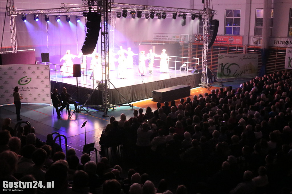 Zespół Pieśni i Tańca Śląsk na scenie w Gostyniu