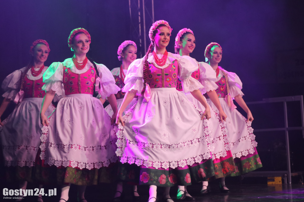 Zespół Pieśni i Tańca Śląsk na scenie w Gostyniu