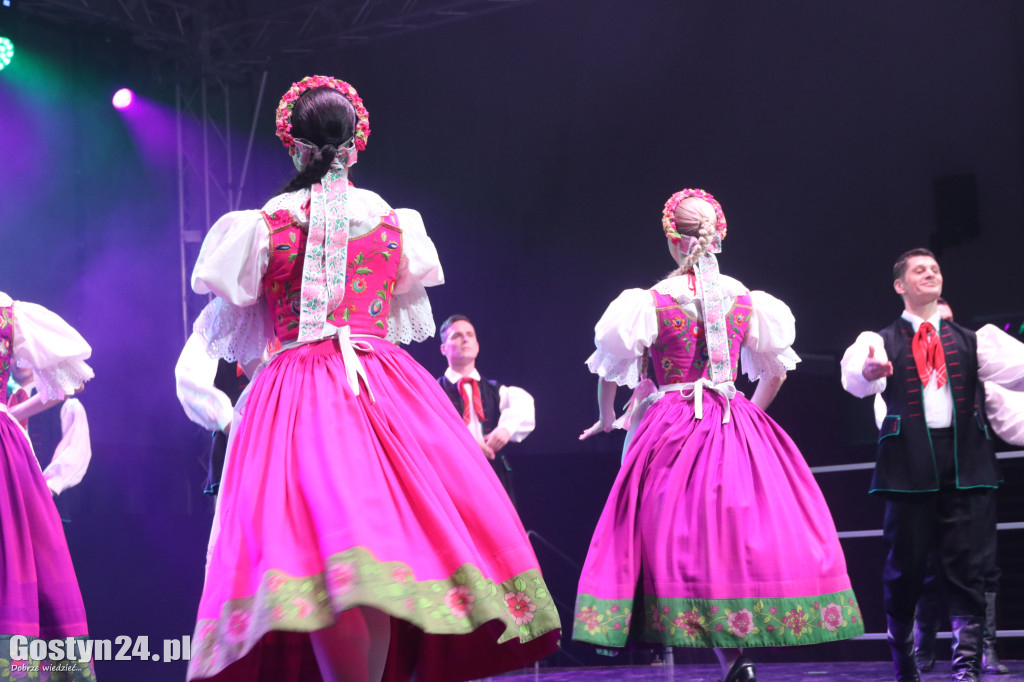 Zespół Pieśni i Tańca Śląsk na scenie w Gostyniu