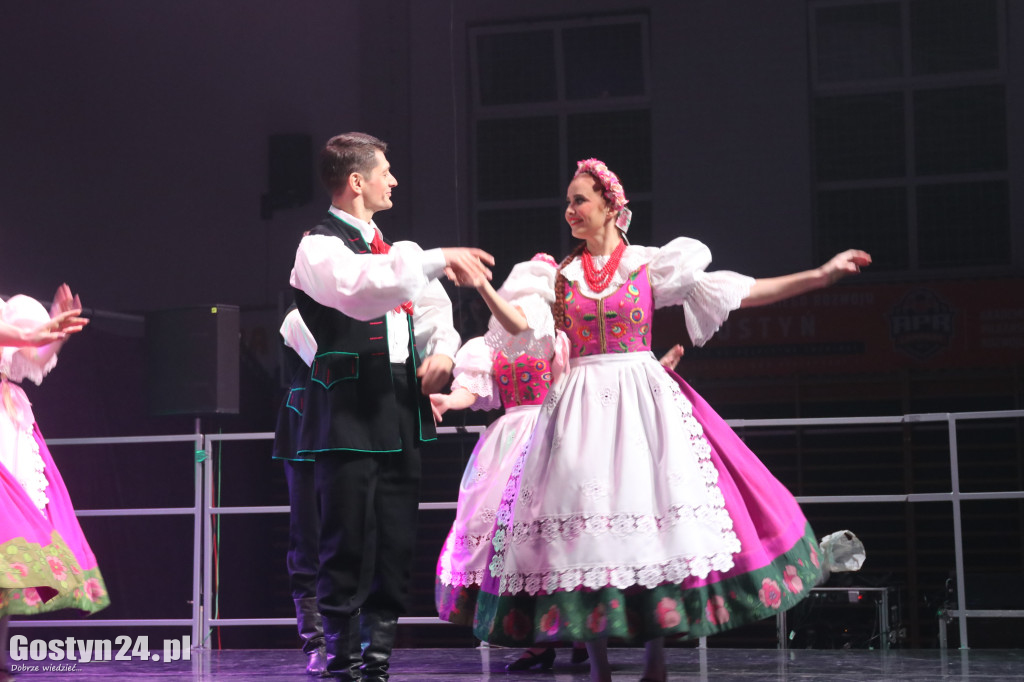 Zespół Pieśni i Tańca Śląsk na scenie w Gostyniu