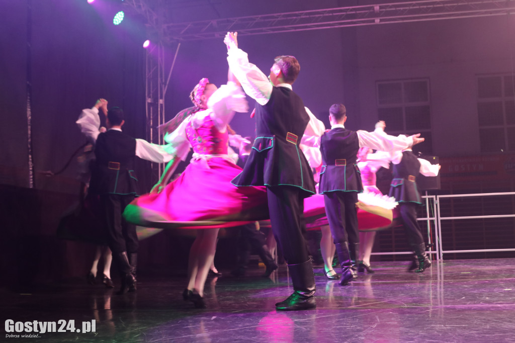 Zespół Pieśni i Tańca Śląsk na scenie w Gostyniu