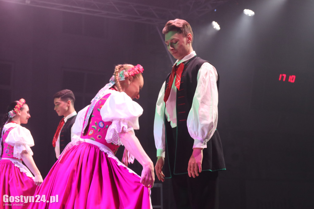 Zespół Pieśni i Tańca Śląsk na scenie w Gostyniu