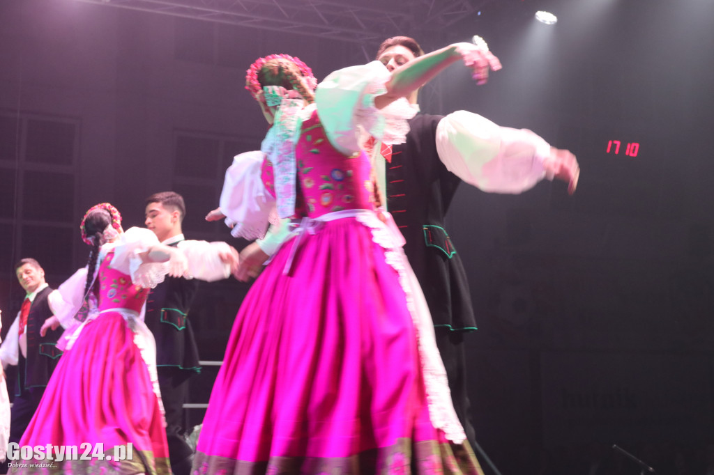 Zespół Pieśni i Tańca Śląsk na scenie w Gostyniu