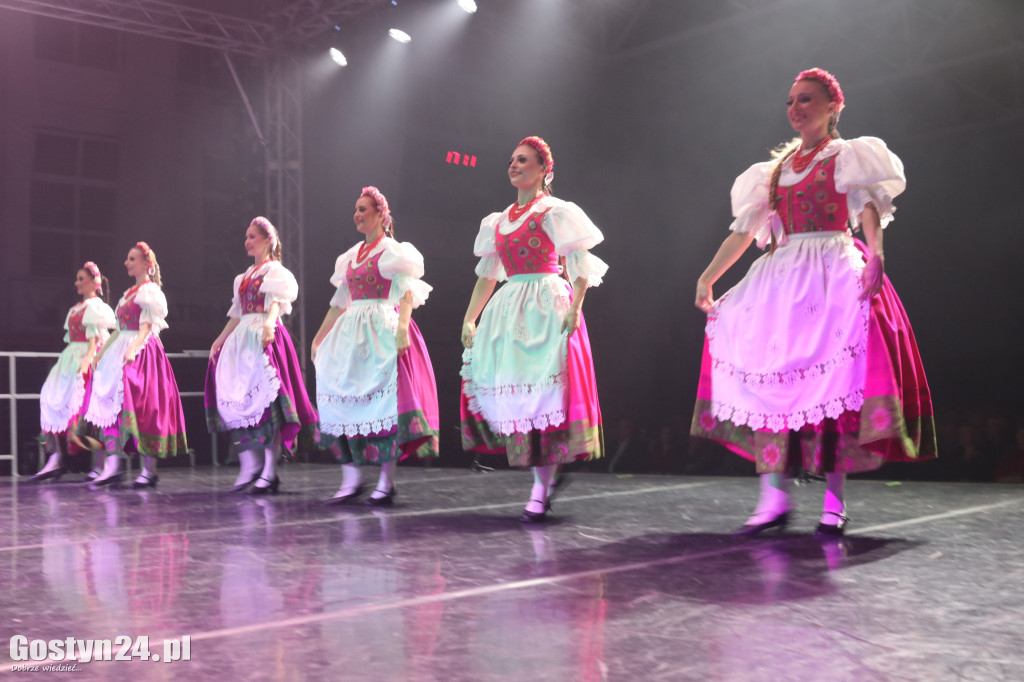 Zespół Pieśni i Tańca Śląsk na scenie w Gostyniu