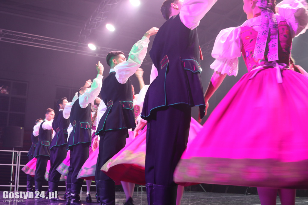 Zespół Pieśni i Tańca Śląsk na scenie w Gostyniu