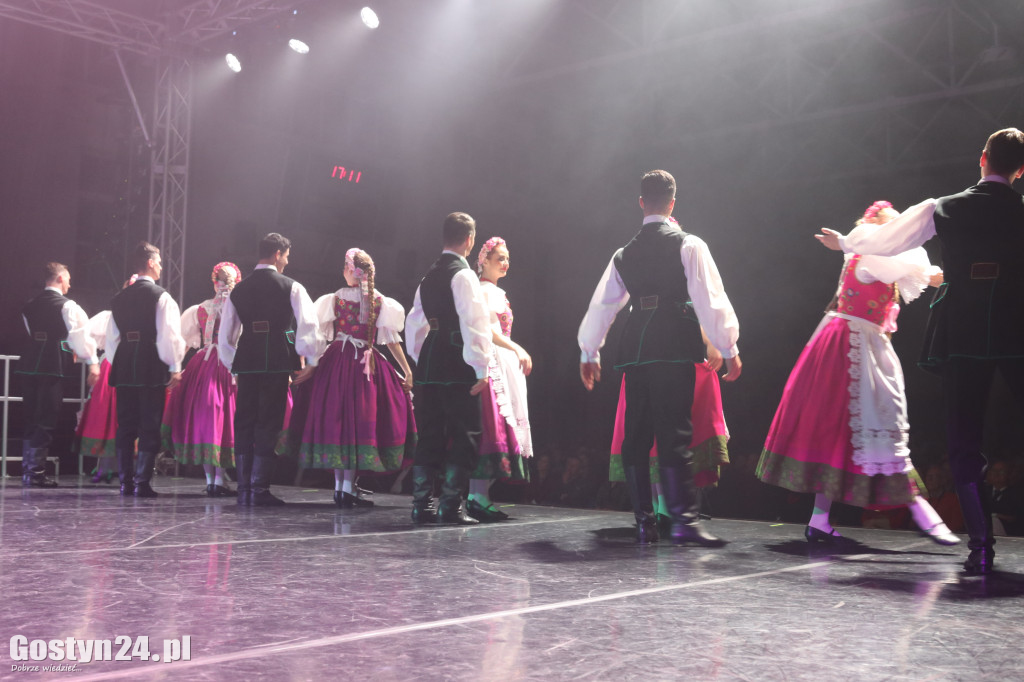 Zespół Pieśni i Tańca Śląsk na scenie w Gostyniu