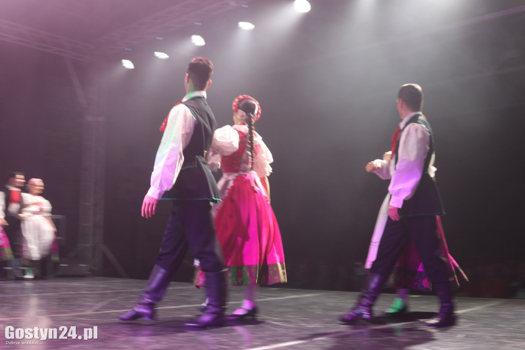 Zespół Pieśni i Tańca Śląsk na scenie w Gostyniu