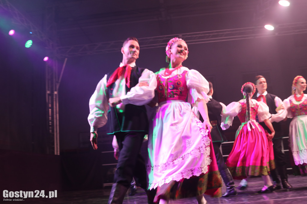 Zespół Pieśni i Tańca Śląsk na scenie w Gostyniu