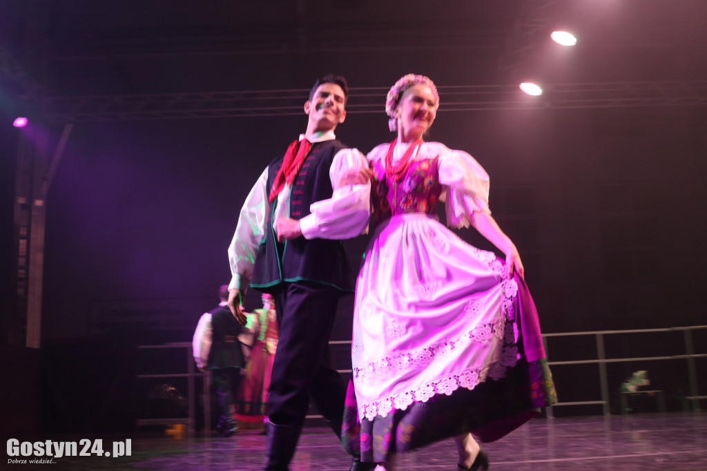 Zespół Pieśni i Tańca Śląsk na scenie w Gostyniu