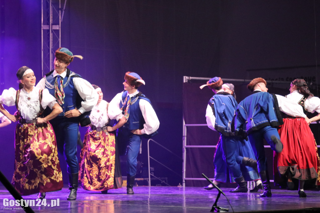 Zespół Pieśni i Tańca Śląsk na scenie w Gostyniu