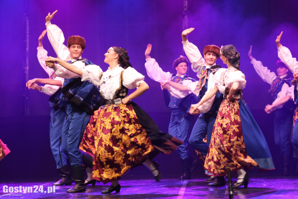 Zespół Pieśni i Tańca Śląsk na scenie w Gostyniu