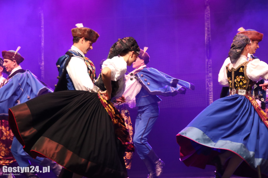 Zespół Pieśni i Tańca Śląsk na scenie w Gostyniu