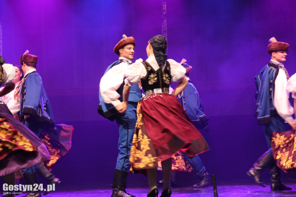 Zespół Pieśni i Tańca Śląsk na scenie w Gostyniu