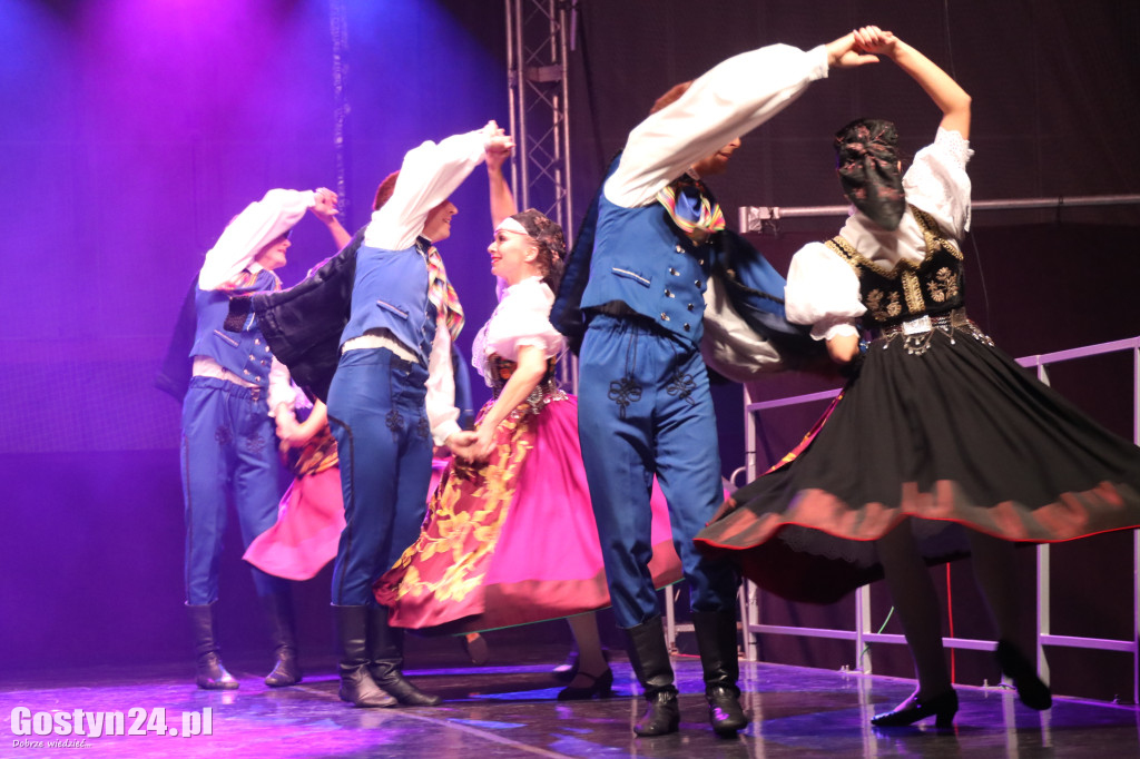 Zespół Pieśni i Tańca Śląsk na scenie w Gostyniu
