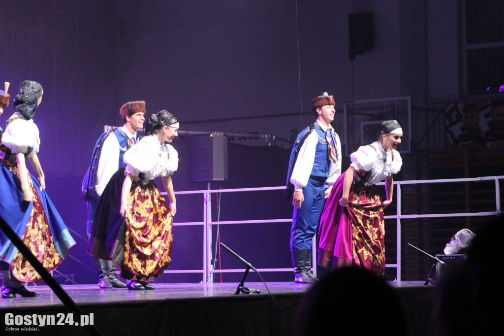 Zespół Pieśni i Tańca Śląsk na scenie w Gostyniu