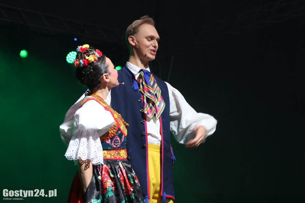 Zespół Pieśni i Tańca Śląsk na scenie w Gostyniu