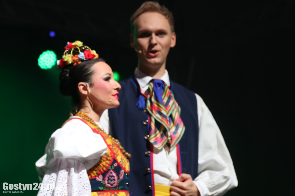 Zespół Pieśni i Tańca Śląsk na scenie w Gostyniu