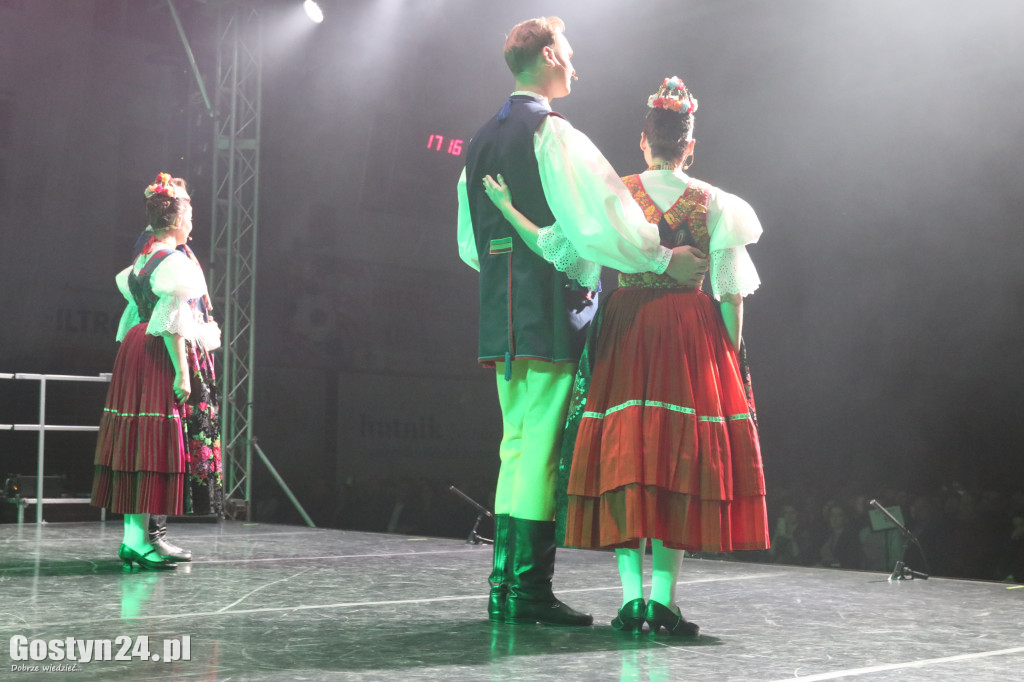 Zespół Pieśni i Tańca Śląsk na scenie w Gostyniu
