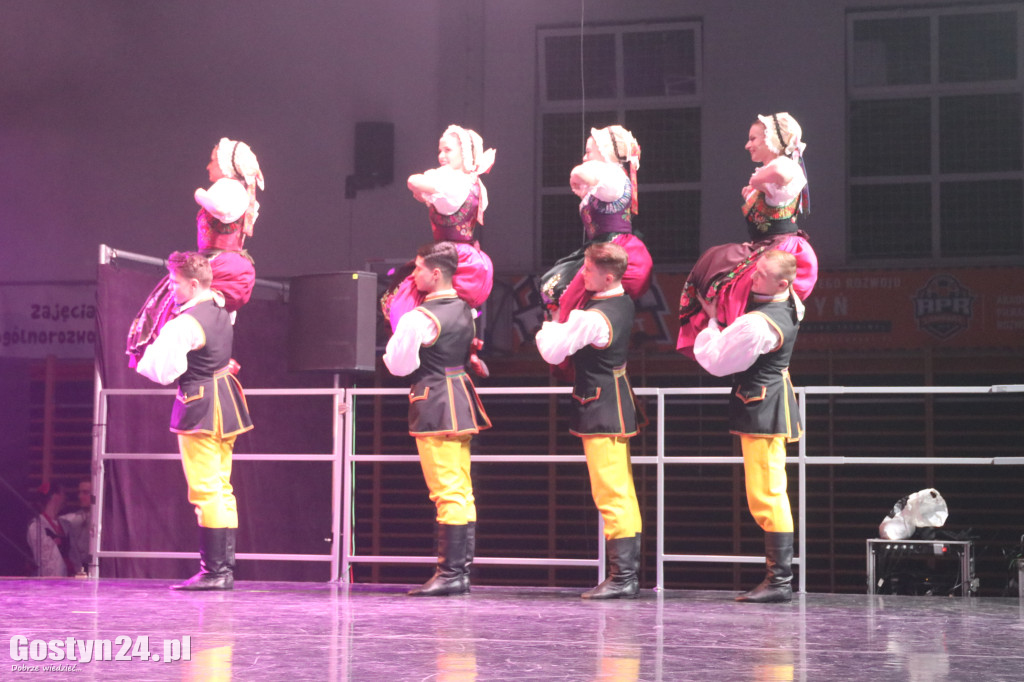 Zespół Pieśni i Tańca Śląsk na scenie w Gostyniu