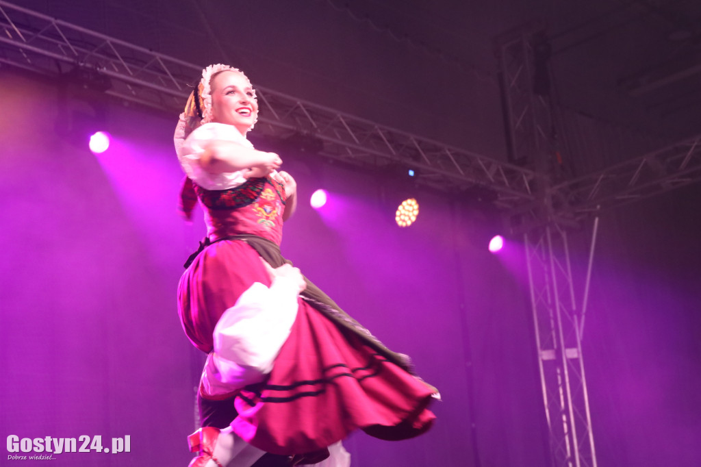 Zespół Pieśni i Tańca Śląsk na scenie w Gostyniu