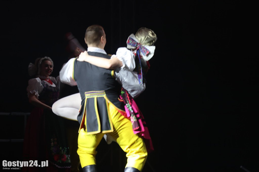 Zespół Pieśni i Tańca Śląsk na scenie w Gostyniu