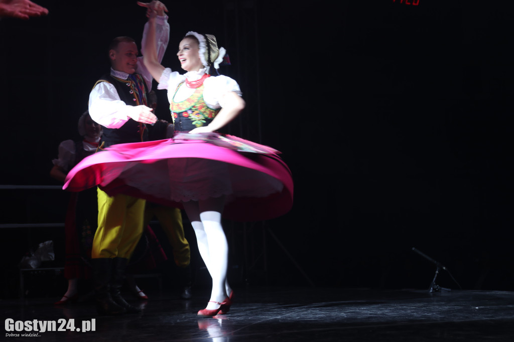 Zespół Pieśni i Tańca Śląsk na scenie w Gostyniu