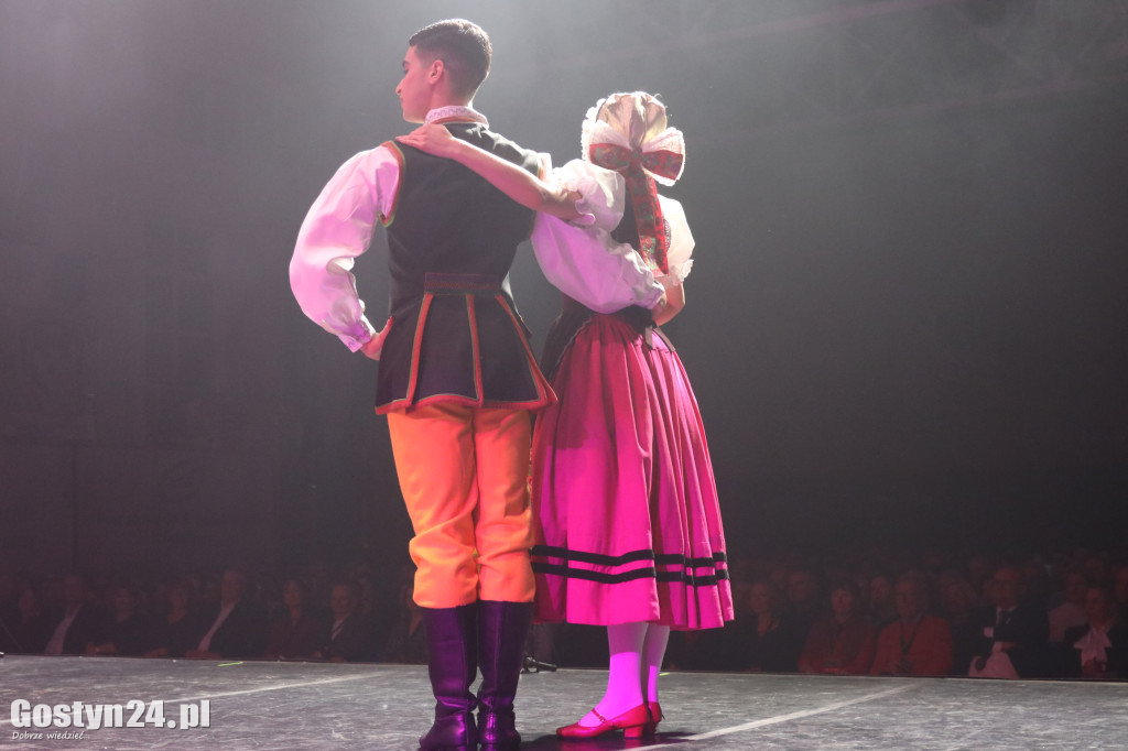 Zespół Pieśni i Tańca Śląsk na scenie w Gostyniu