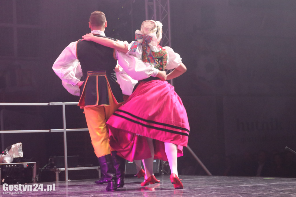 Zespół Pieśni i Tańca Śląsk na scenie w Gostyniu