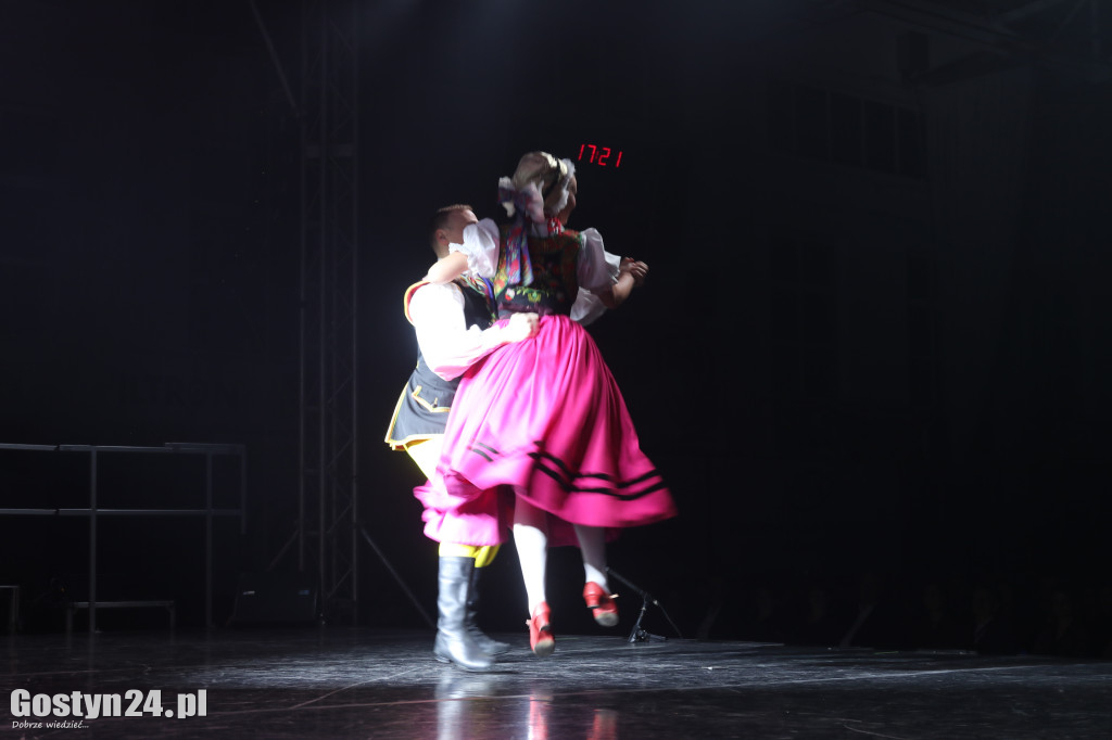 Zespół Pieśni i Tańca Śląsk na scenie w Gostyniu