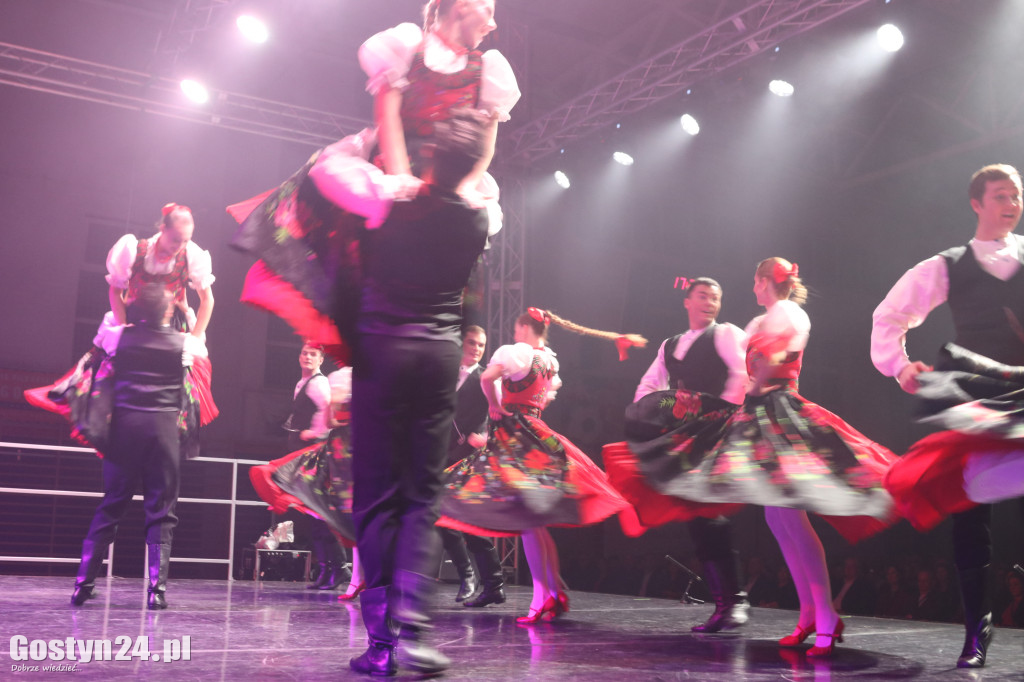 Zespół Pieśni i Tańca Śląsk na scenie w Gostyniu