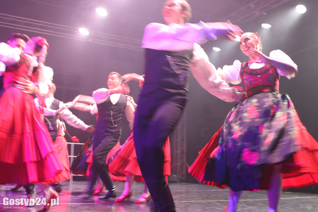Zespół Pieśni i Tańca Śląsk na scenie w Gostyniu