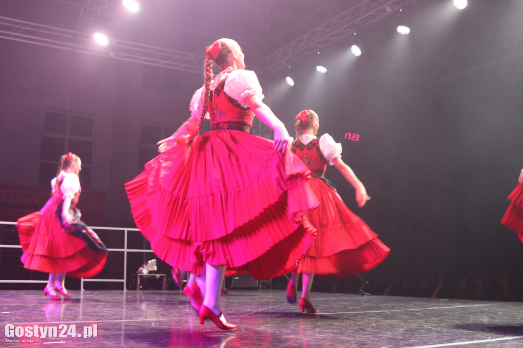 Zespół Pieśni i Tańca Śląsk na scenie w Gostyniu