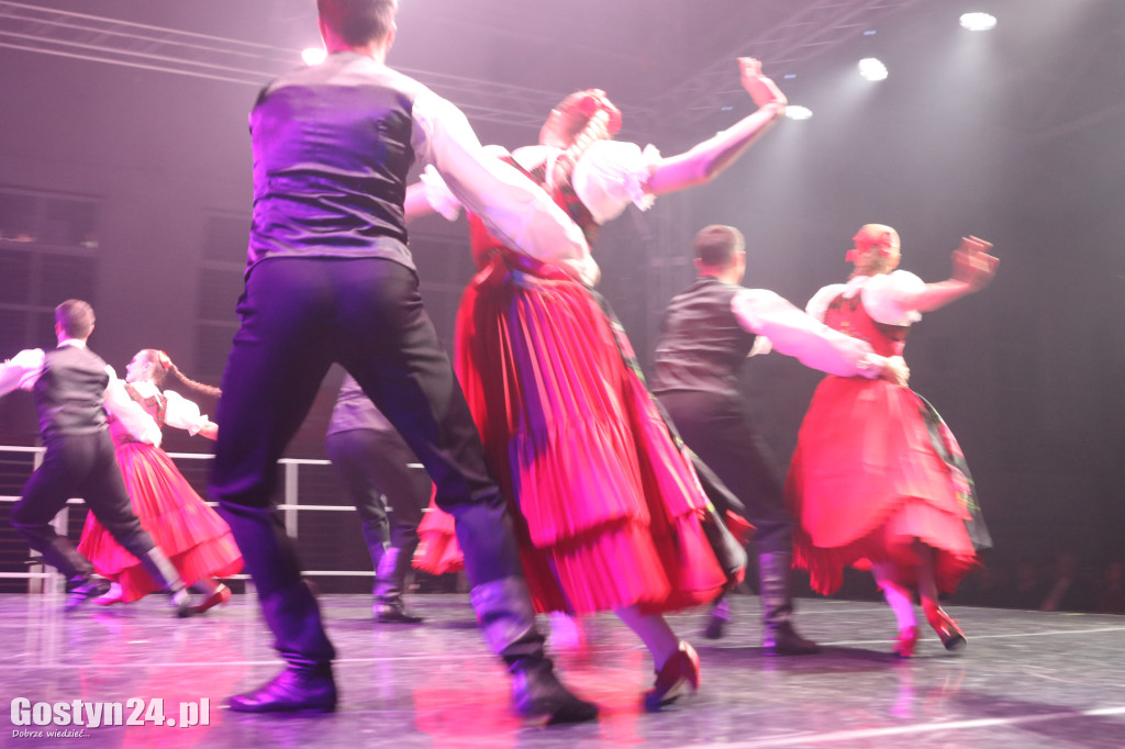 Zespół Pieśni i Tańca Śląsk na scenie w Gostyniu