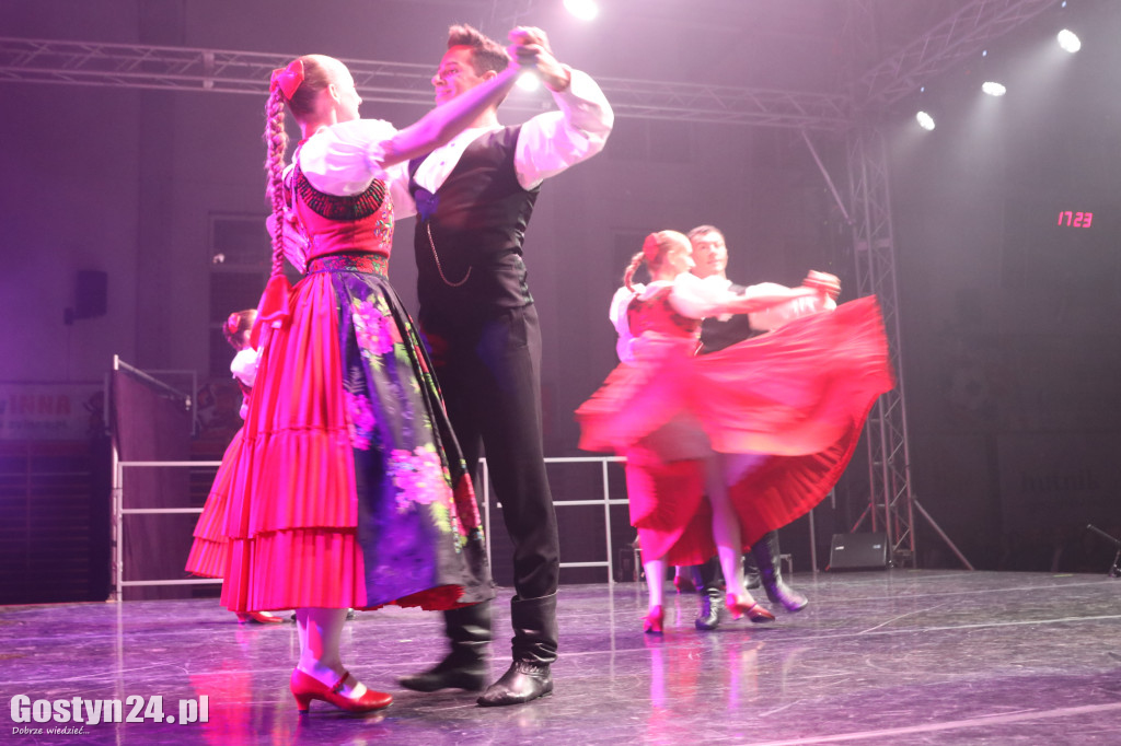 Zespół Pieśni i Tańca Śląsk na scenie w Gostyniu