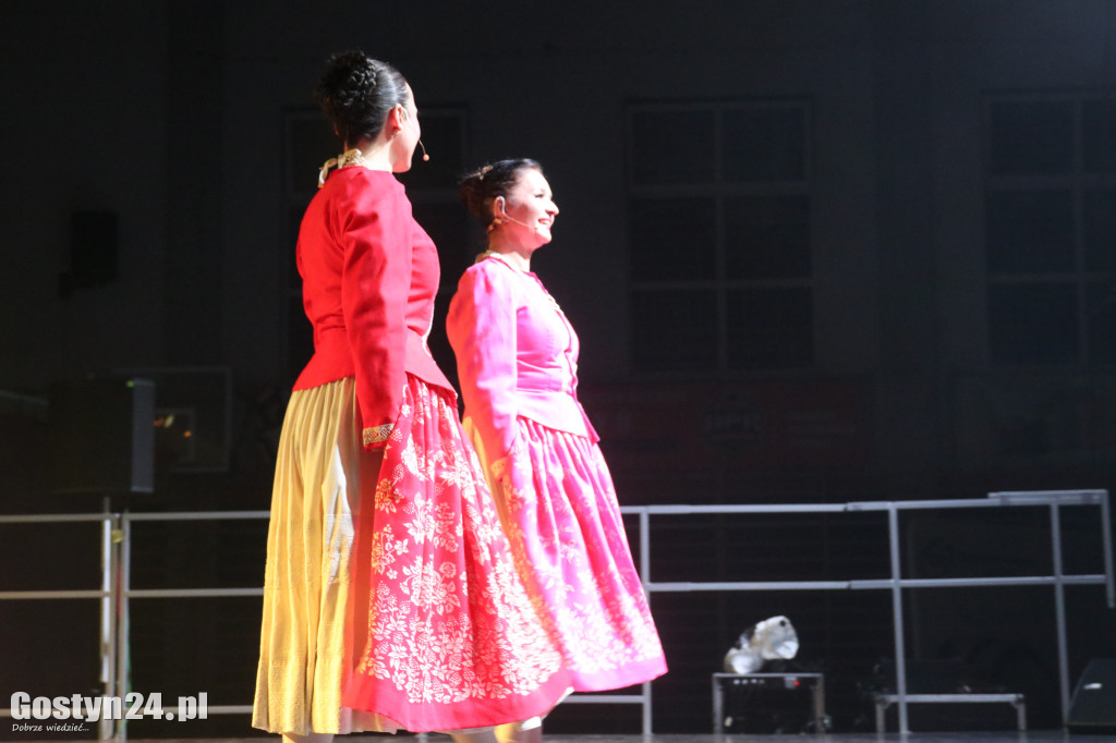 Zespół Pieśni i Tańca Śląsk na scenie w Gostyniu