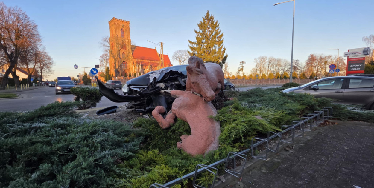 Samochód wjechał w rzeźbę koni w Pępowie