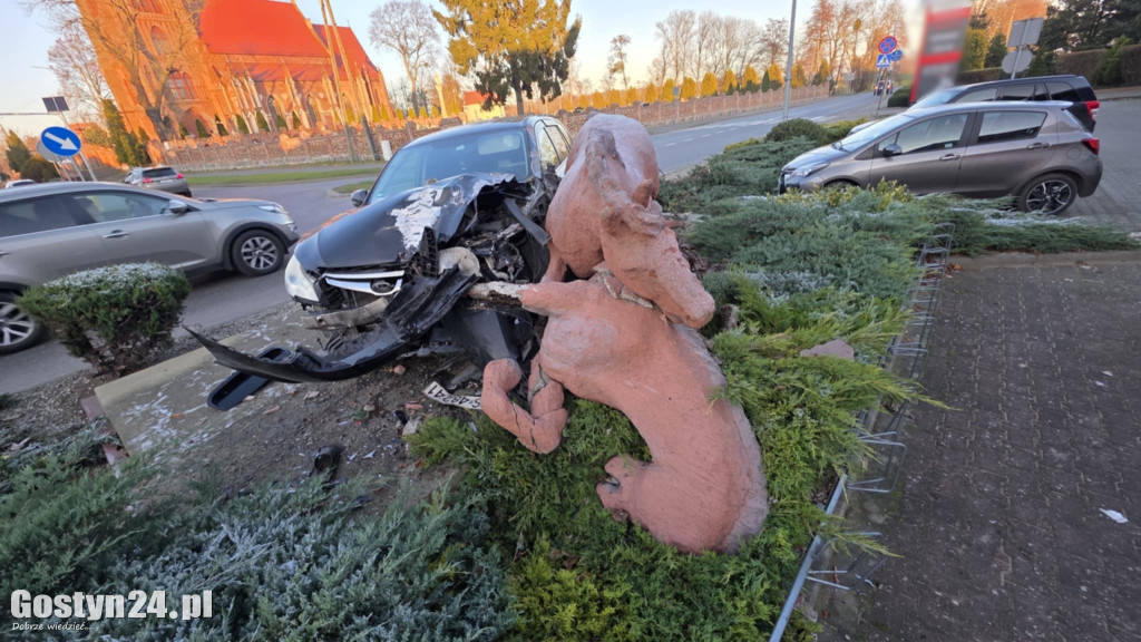 Samochód wjechał w rzeźbę koni w Pępowie
