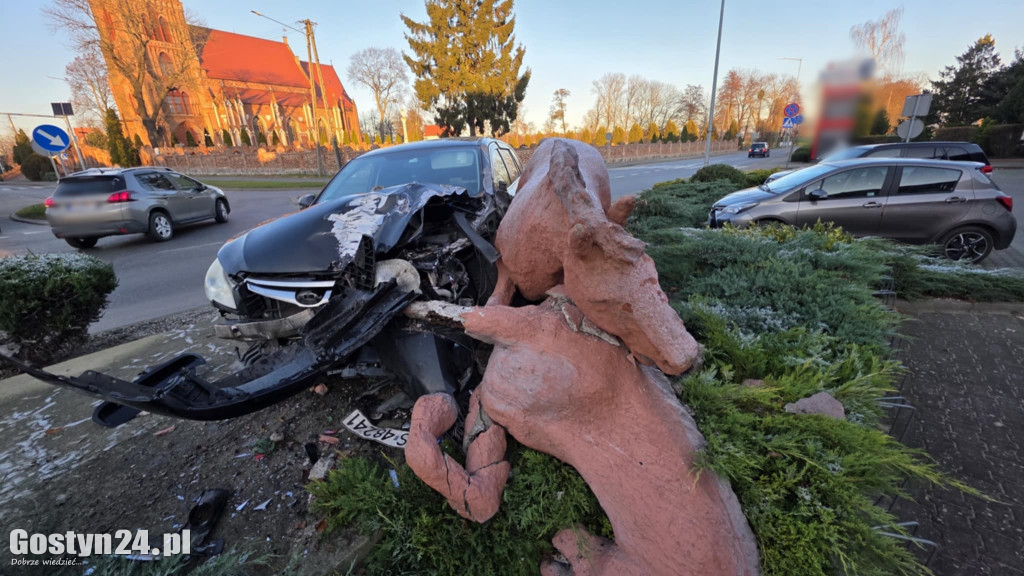 Samochód wjechał w rzeźbę koni w Pępowie