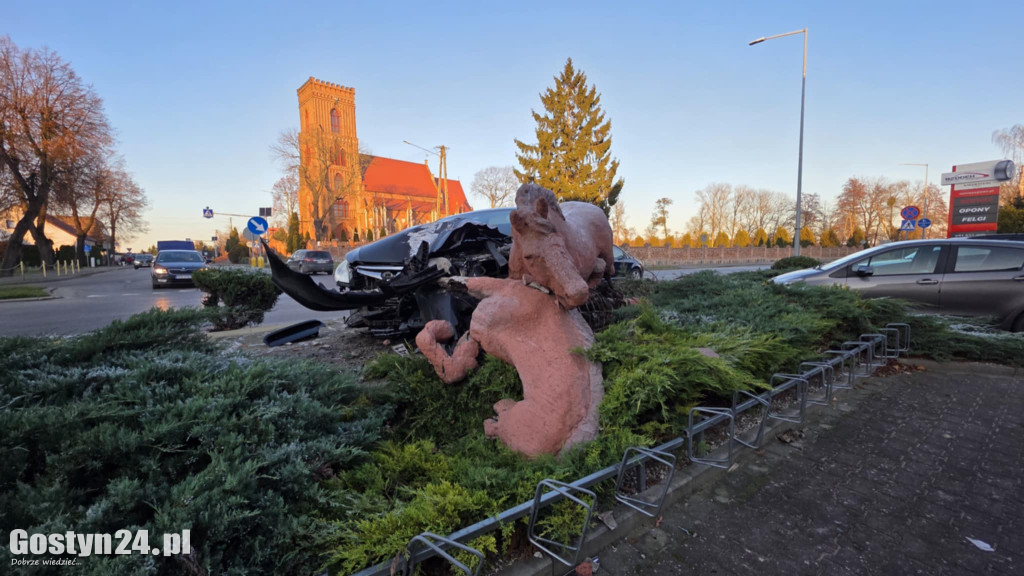 Samochód wjechał w rzeźbę koni w Pępowie