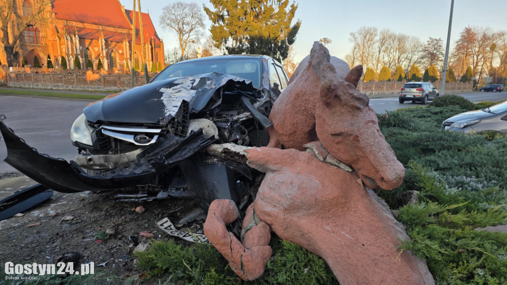 Samochód wjechał w rzeźbę koni w Pępowie