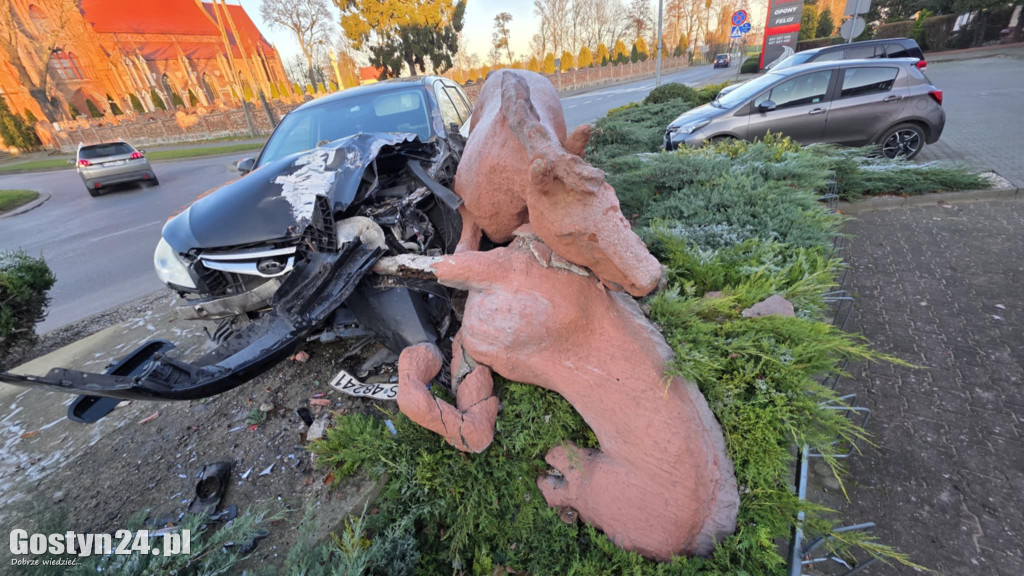 Samochód wjechał w rzeźbę koni w Pępowie