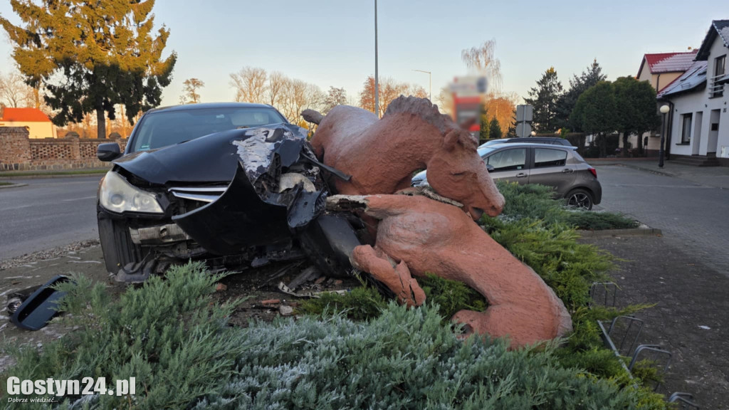 Samochód wjechał w rzeźbę koni w Pępowie