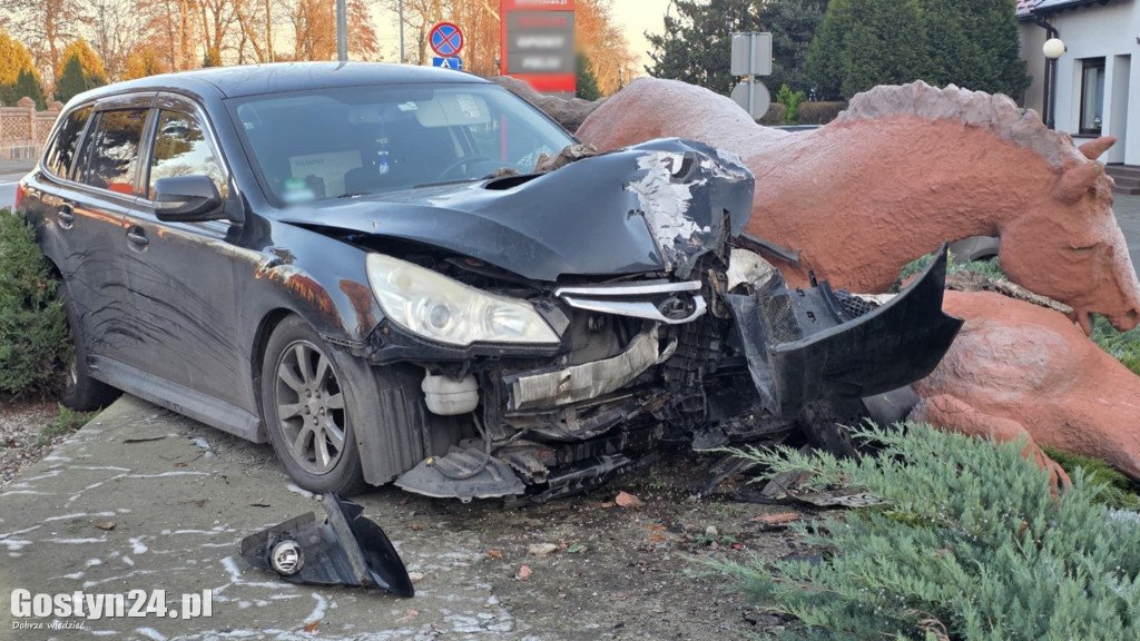 Samochód wjechał w rzeźbę koni w Pępowie