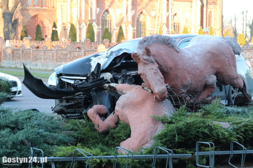 Samochód wjechał w rzeźbę koni w Pępowie
