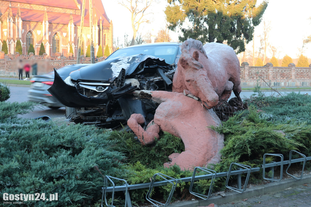Samochód wjechał w rzeźbę koni w Pępowie