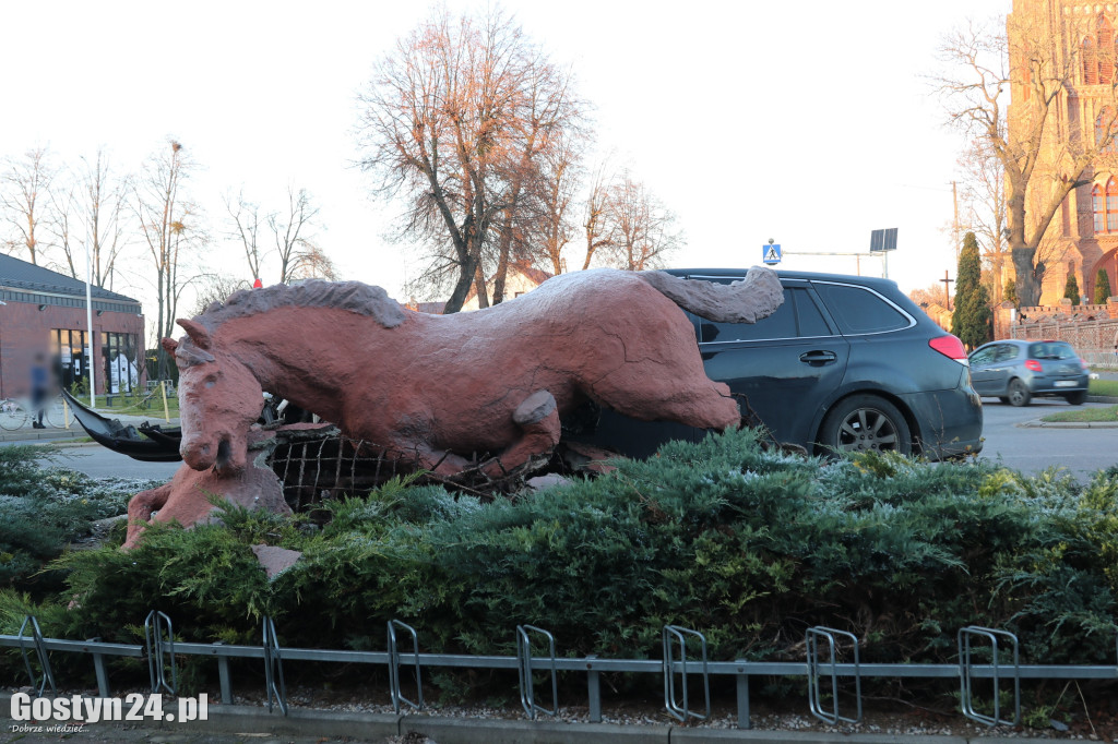 Samochód wjechał w rzeźbę koni w Pępowie