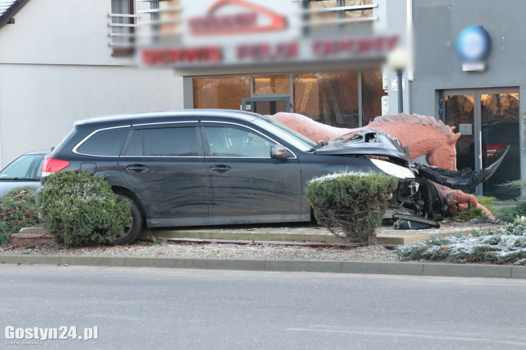 Samochód wjechał w rzeźbę koni w Pępowie