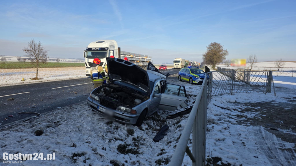 Wypadek na DW434. Zderzyły się dwa auta